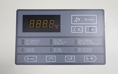 -セルフカスケードシステムを備えた86°Cの超低温冷凍庫 詳細 - 温度のデジタル表示。 設定用のコントロールパネル。 目覚ましライトボタン付きで、はっきりと表示され、注意しやすいです。