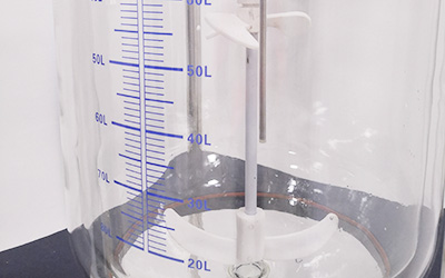100Lジャケット付きガラス反応器 詳細 - 高ホウケイ酸ガラス素材、2層攪拌アンカー、防食用PTFE素材。
