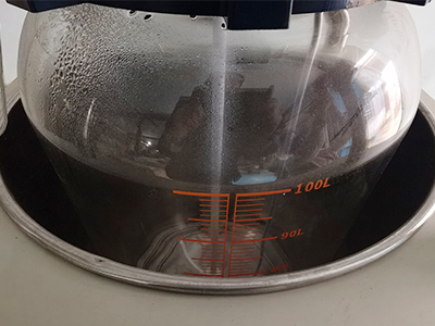 100L単層ガラス反応器 詳細 - 加熱コイル付きの熱浴、温度範囲は室温から180℃です。 1L-100L用の丸型リアクションケトル、100L-200L用のシリンダーケトル。