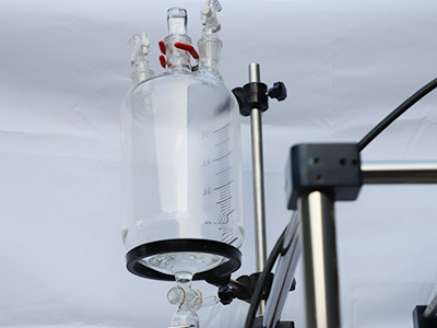 200L単層ガラス反応器 詳細 - エアリリースバルブ付きの5L容量供給タンクは、液体を連続的に供給できます。