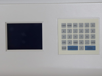 原子吸光分光光度計 詳細 - コンピュータインターフェースを備えた内蔵コンピュータデータ処理およびLCDスクリーン。