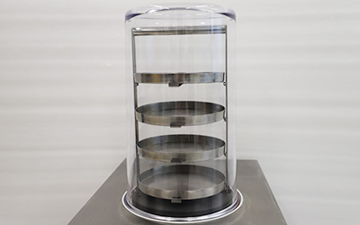 0.12㎡ベンチトップノーマルラボ冷凍乾燥機 詳細 - プレキシガラス素材のベルジャー、乾燥効果を観察するために透明。 4つのステンレス鋼の皿が付いています。
