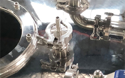 麻CBDオイル用エタノール遠心分離機 詳細 - クイッククランプ付きの真空ポートは、負圧供給用の真空ポンプと一致させることができます。