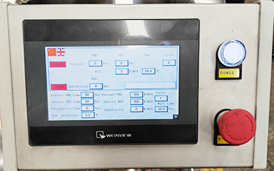 エタノールアルコール抽出遠心分離システム 詳細 - PLCプログラムと温度測定装置でタッチスクリーンを制御し、リアルタイムの温度をディスプレイに表示できます。