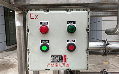 エタノール回収用の実験室規模の流下膜蒸発器 詳細 - 防爆コントロールボックス。 1つのボタンで開始および停止します。 走行および故障用のランプライトアラーム付き。