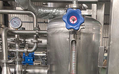 エタノール回収用の実験室規模の流下膜蒸発器 詳細 - トランスファータンクは、エタノール回収のために極低温チラーに接続します。 液面計とフィルターを含み、回収液面を確認し、回収前に再度ろ過することができます。