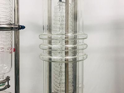 Bシリーズショートパスワイプドフィルムエバポレーター分子蒸留 詳細 - スクレーパーはメインエバポレーターに垂直で、耐摩耗性はPTFEスクレーパーの6倍です。