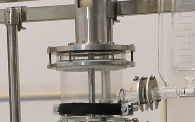 CBDオイル用のワイプドフィルム分子蒸留装置 詳細 - 磁気カップリングシステム-SUS316L素材。 耐高温性のマルチレベル強力磁気駆動源。 ドイツから輸入された耐摩耗性高温耐食性ベアリング。